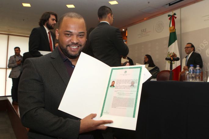 La Secretaría de Relaciones Exteriores entrega 100 cartas de naturalización a nuevos mexicanos