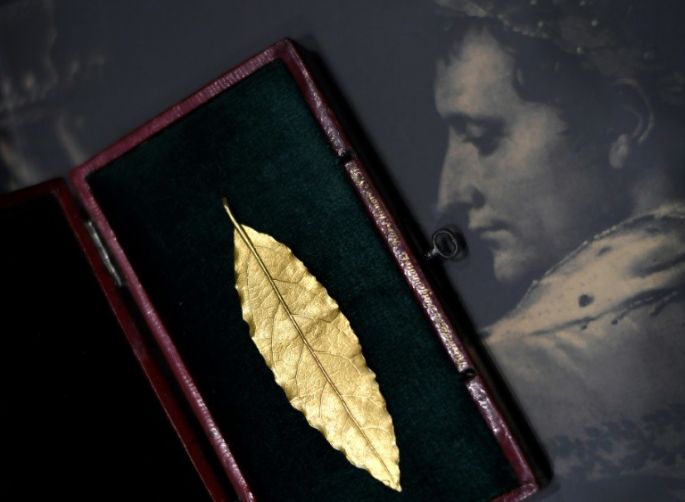 Una hoja de oro de la corona de Napoleón subastada en 625.000 euros