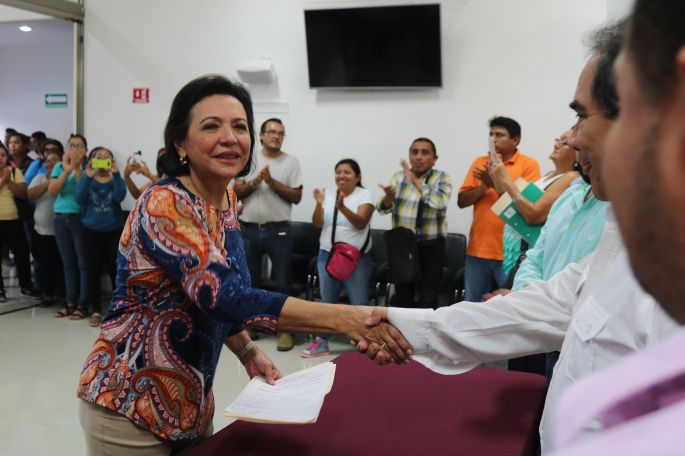 Presenta Sofía Castro documentación para su candidatura independiente