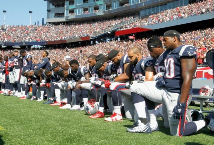De vacaciones, Trump vuelve a arremeter contra la NFL