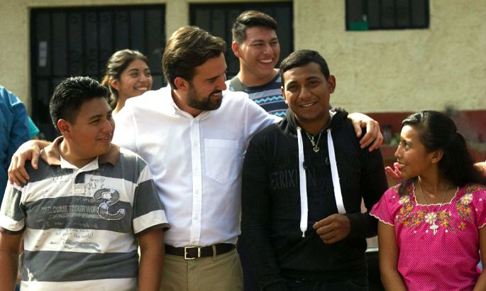 Pablo Gamboa entrega material para rehabilitar Villa Universitaria en Tekax.