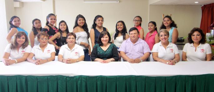 Fomentan valores entre quinceañeras yucatecas