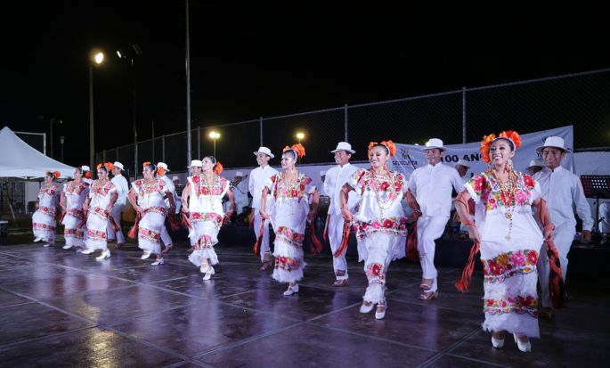 Llevan propuestas dancísticas a centro comercial   