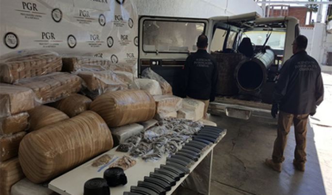 La PGR y la SEDENA aseguran más de 800 kilos de marihuana, cartuchos, cargadores y una bazuca, en Sonora