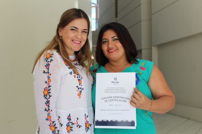 Entrega Cecilia Patrón certificados de formación técnica del Ayuntamiento