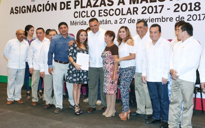 Docentes reciben plazas mediante proceso transparente