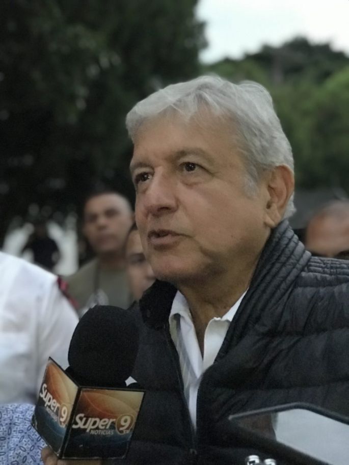 Celebra López Obrador que Ricardo Monreal no se vaya al “frente opositor” y siga en MORENA