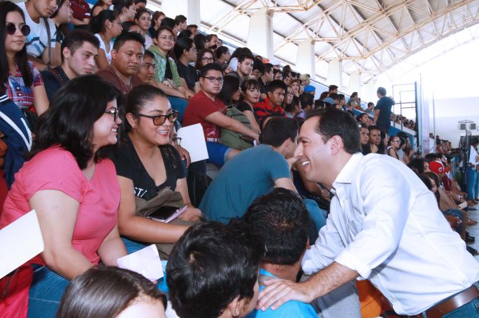 Estudiantes agradecen becas de transporte del Ayuntamiento para continuar sus estudios