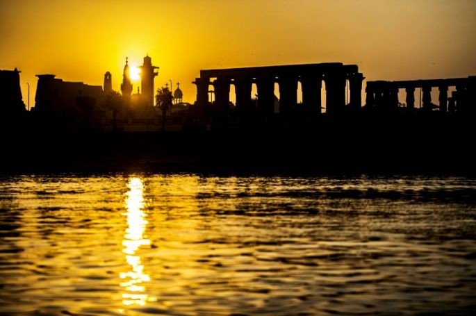 Cientos de personas atacan una iglesia cristiana en Egipto