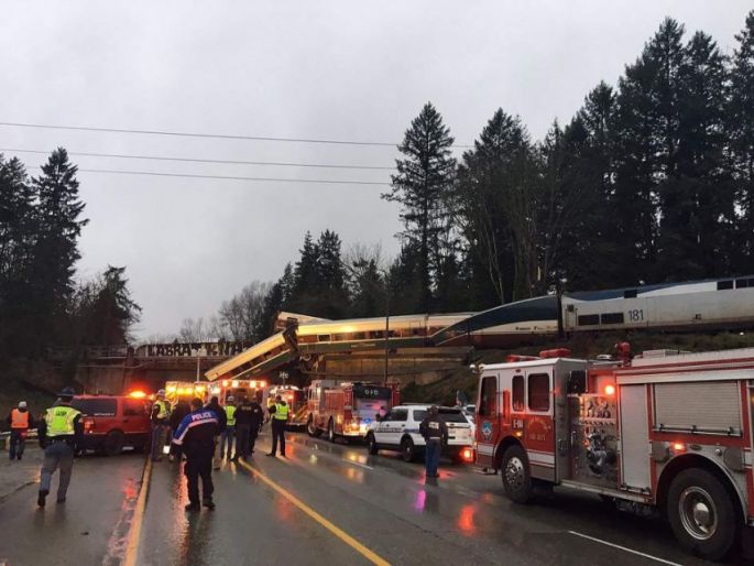 Tren descarrila en EEUU y deja varios muertos y heridos