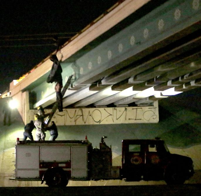 Aparece hombre colgado en puente de Ciudad Juárez