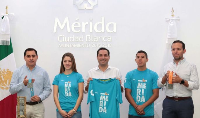 Ayuntamiento presenta playera y medalla de la III edición del Maratón de la ciudad de Mérida