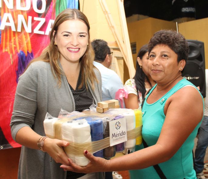 Siembra Cecilia Patrón esperanza en familias