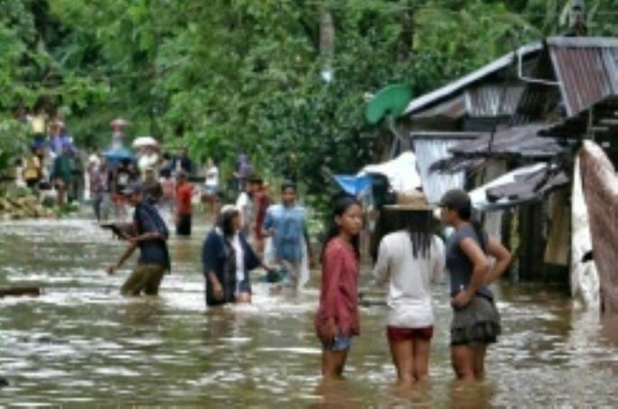 Tres muertos y miles de evacuados por una tormenta tropical en Filipinas