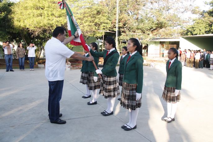 Promueven valores cívicos a través de las escoltas 