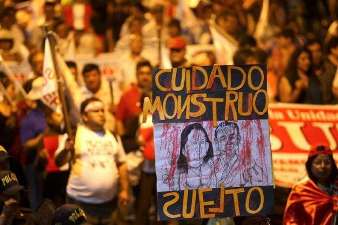 Miles de peruanos protestan en la calle contra el indulto a Fujimori 