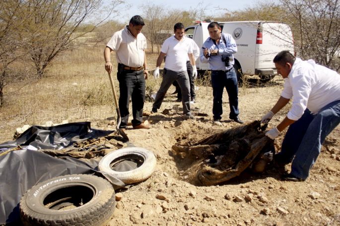 Encuentran a policías de Sinaloa muertos en una fosa