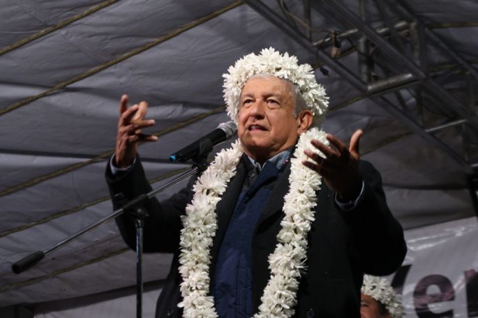 Expresa AMLO que Peña debe reflexionar y garantizar que haya una transición pacífica, democrática