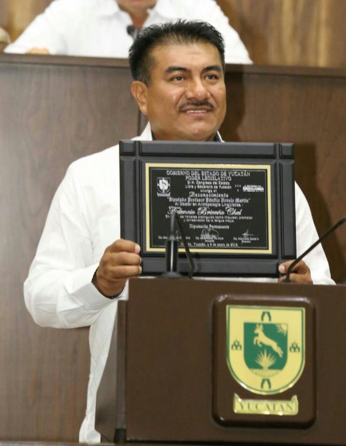 Entregan Reconocimiento Pánfilo Novelo Martín al antropólogo Fidencio Briceño Chel