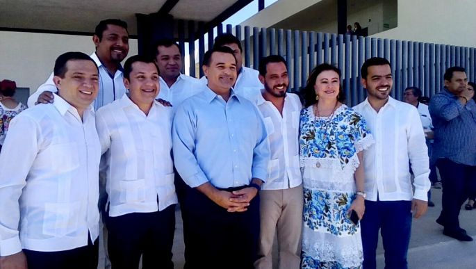 Renán Barrera se anda placeando