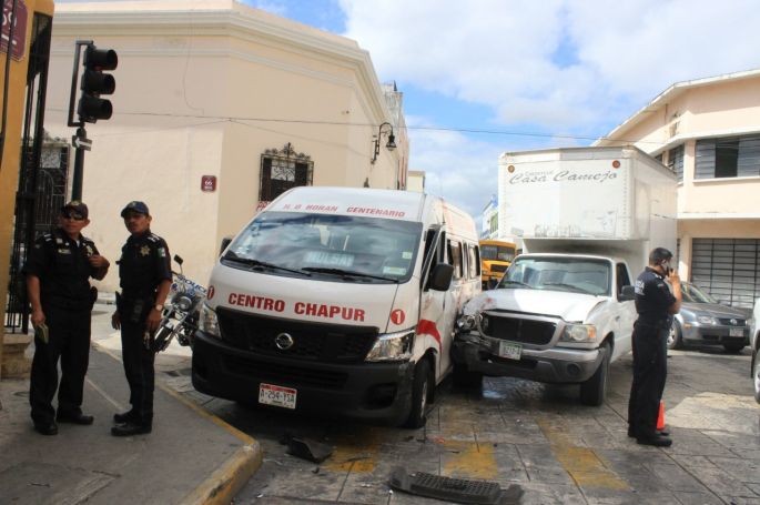 Céntrico choque entre combi de transporte público y una Ranger