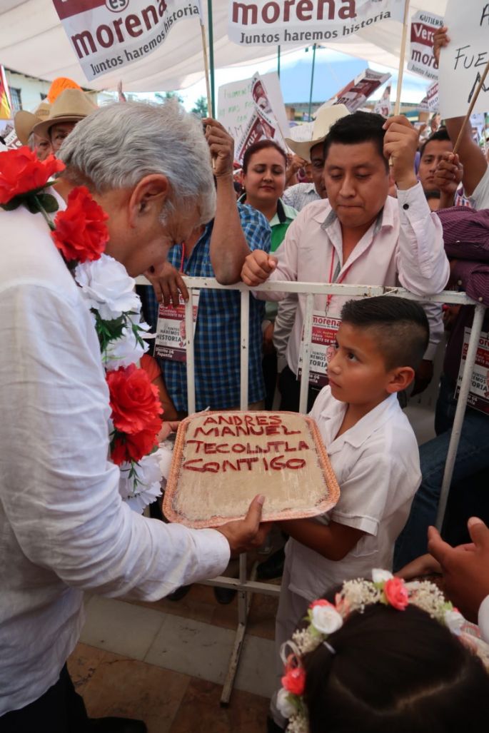 Bardas pintadas en Venezuela es parte de la guerra sucia de la mafia del poder, alerta López Obrador