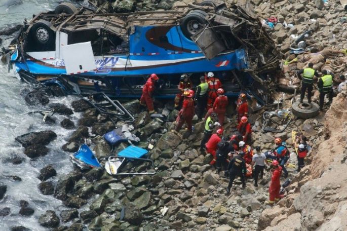 Al menos 36 muertos al caer un autobús a un abismo en Perú