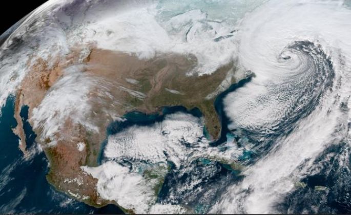 Un "ciclón bomba" azota el este de EEUU con nieve, hielo y frío