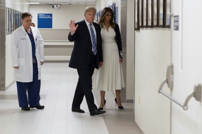 Trump visita sobrevivientes de masacre en Florida; FBI admite fallas
