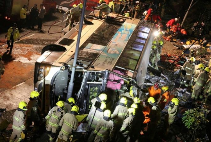 TERRIBLE ACCIDENTE: al menos 18 muertos y 50 heridos al volcar un autobús de dos pisos en Hong Kong