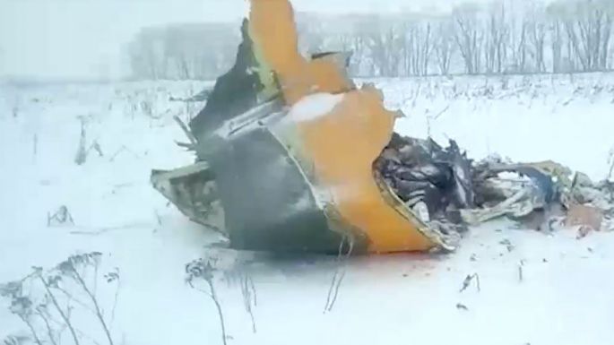 MUEREN 71 PERSONAS al estrellarse un avión de línea ruso cerca de Moscú