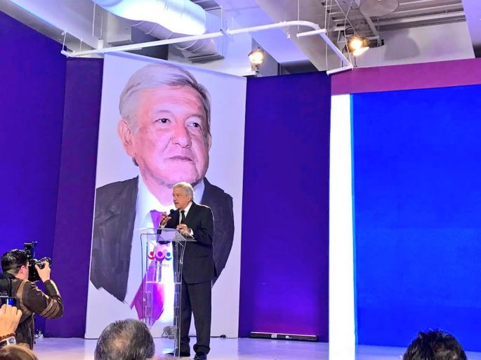 López Obrador propone redactar Constitución Moral