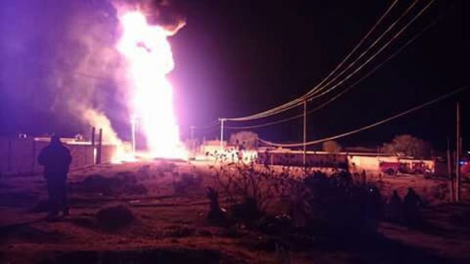 Incendio por toma clandestina en ducto de PEMEX