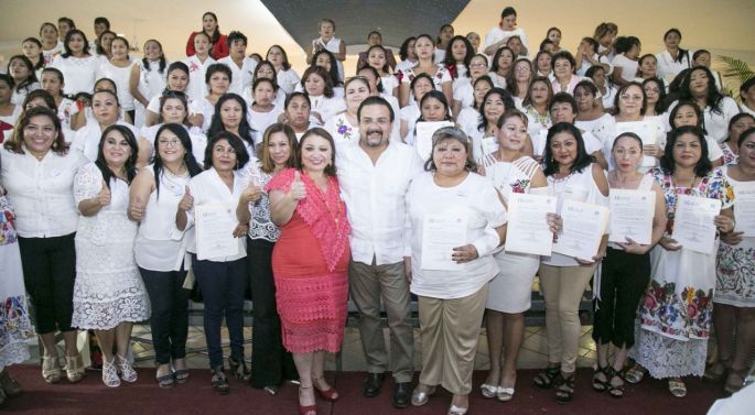 Carlos Sobrino Argáez toma protesta a mujeres representantes del Movimiento Femenil Revolucionario