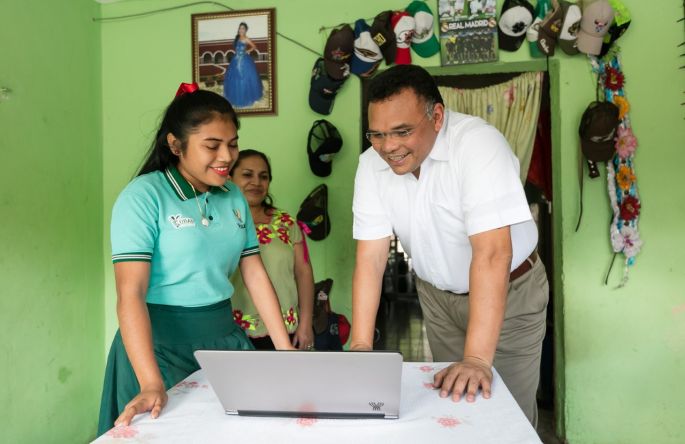 Computadoras motivan a jóvenes a continuar estudiando
