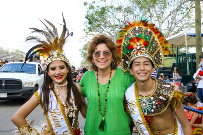 Una multitud despide a Momo en Plaza Carnaval