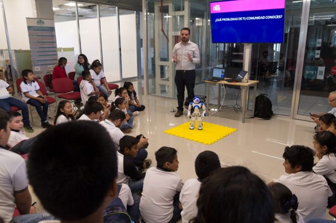 Se acerca a niñas yucatecas al mundo de la tecnología