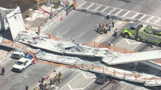 Colapsa un puente peatonal en Miami, 4 muertos
