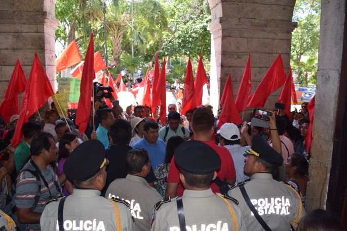 Nueva protesta de Antorcha Campesina a las puertas del Palacio de Gobierno