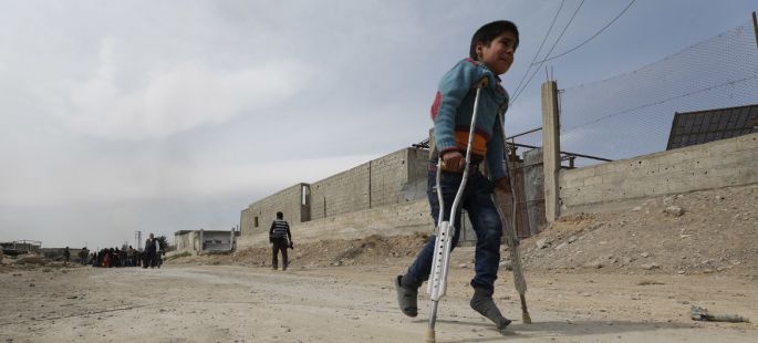 Miles de sirios huyen de Guta Oriental y Afrin