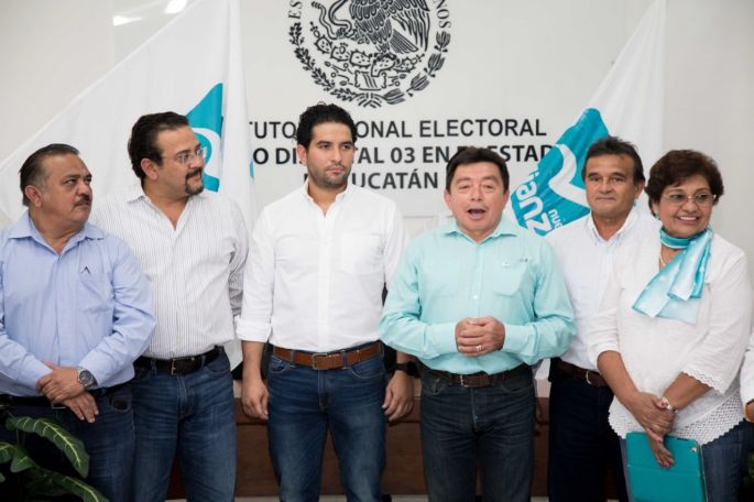 Acude Carlos Sobrino Argáez a la inscripción de Crescencio Gutiérrez González ante el INE