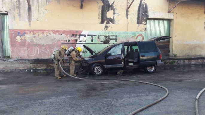 Se quema vehículo en el Centro de Mérida