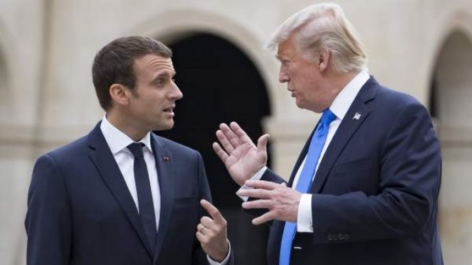 Macron avisa a Trump por teléfono: "Los aranceles entrañan el riesgo de una guerra comercial"  