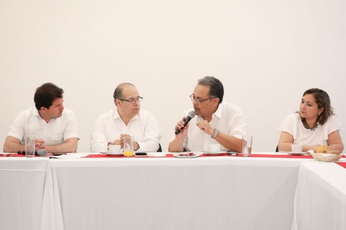 Sahuí dialoga con médicos de diversas áreas 