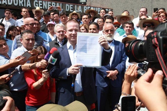 Precandidatos en el banquillo de los acusados