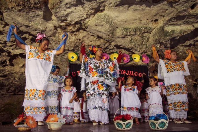 Niñas y niños yucatecos celebran sus raíces mayas