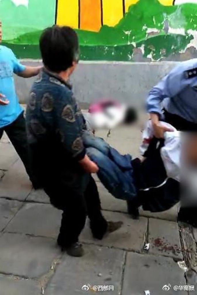 7 estudiantes muertos y 12 heridos por arma blanca en el exterior de una escuela al norte de China  