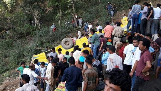 Mueren 30 personas, 27 eran niños, en un accidente de autobús escolar en India