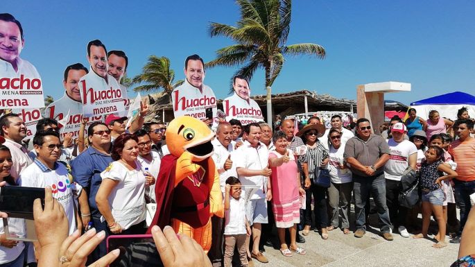 "Huacho" Díaz Mena se va a Progreso, recorre el malecón y el mercado