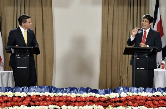 Costa Rica vota dividida entre predicador evangélico y exministro oficialista